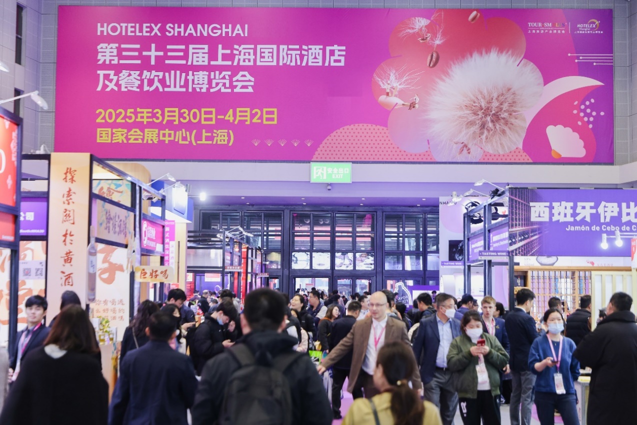 商店外的人群

描述已自動生成